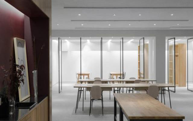 公裝行政人員在辦公室裝修施工現(xiàn)場的職責(zé)是什么？