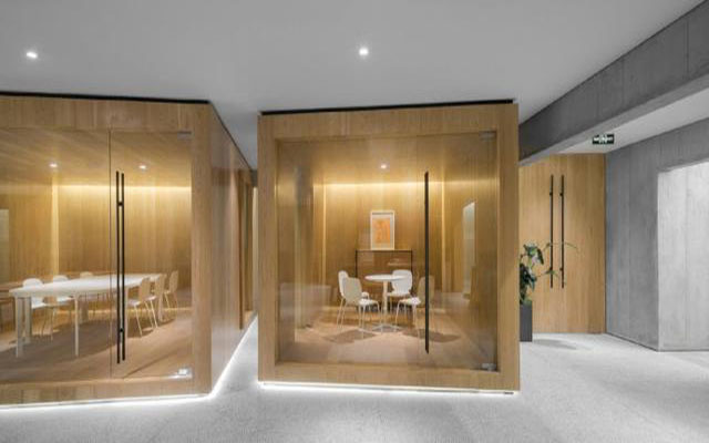 公裝行政人員在辦公室裝修施工現(xiàn)場的職責(zé)是什么？